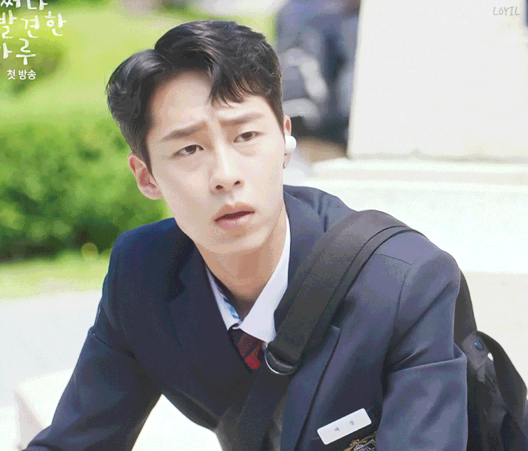  어쩌다 발견한 하루 1,2화 백경.gif