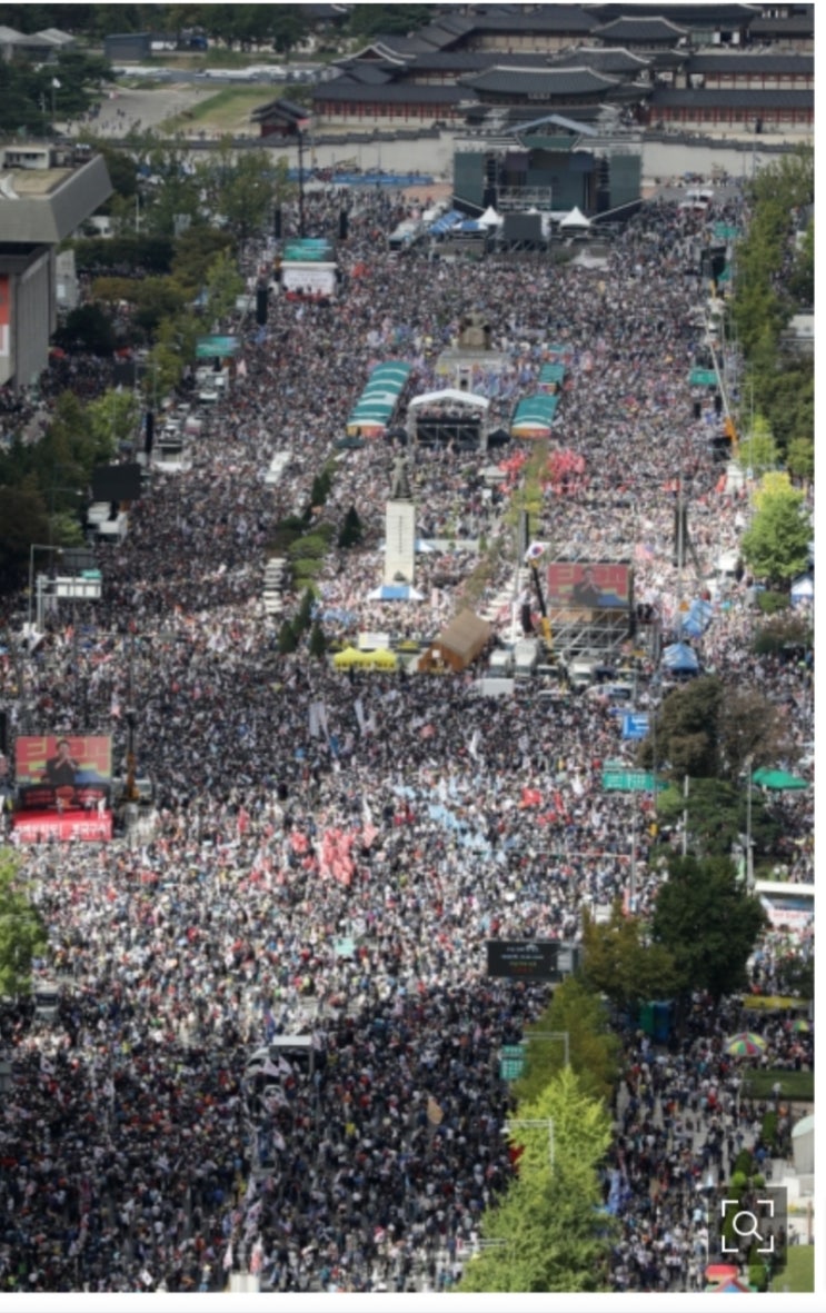  서초동200만명이면 광화문400만명이었다.조국퇴진 문재인정권 탄핵을외쳤다.