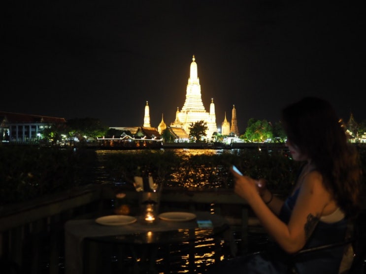 방콕 왓 아룬의 야경을 감상할 수 있는 루프탑 바 "이글 네스트"