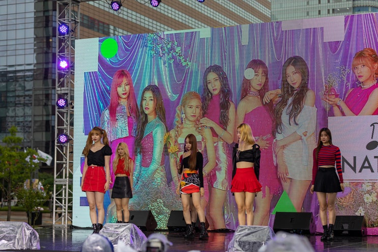  서울뮤직페스티벌 중 신인 걸그룹 네이쳐