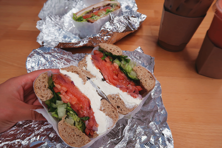  미국 뉴욕 현지인이 추천한 이스트빌리지 맛집 두 곳_#1 브런치 맛집 Clinton Street Baking Company/뉴욕 베이글 Heaven's Hot Bagel +팁 문화