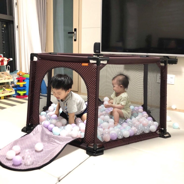  콤비 베이비룸으로 유아볼풀장 만들어줬어요:)