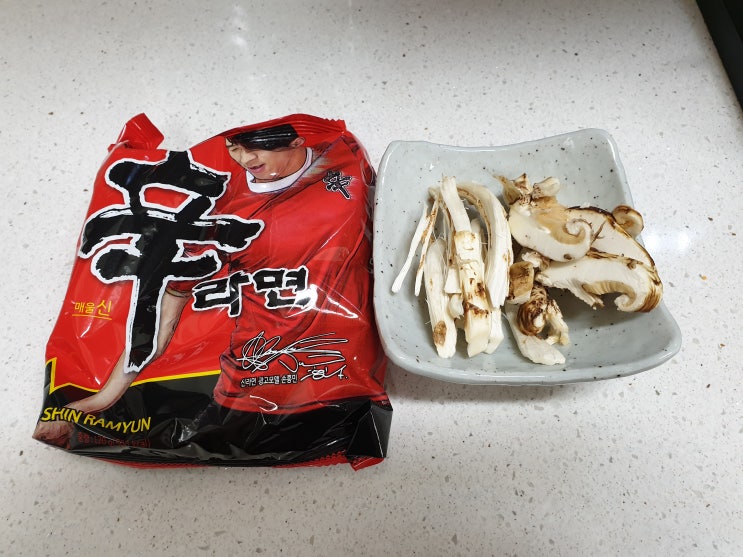  가을의 귀한 별미 자연산 송이 버섯 손질 방법 및 먹는 법과 송이 버섯 라면 요리 끓이는 방법