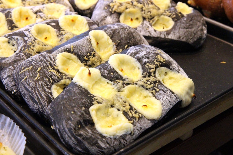  2가지 치즈가 듬뿍!  브레드바바 '먹물치즈치아바타'