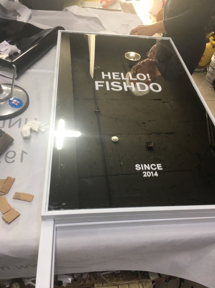  [신사동 간판] 거울 스탠딩 간판 HELLO! FISHDO