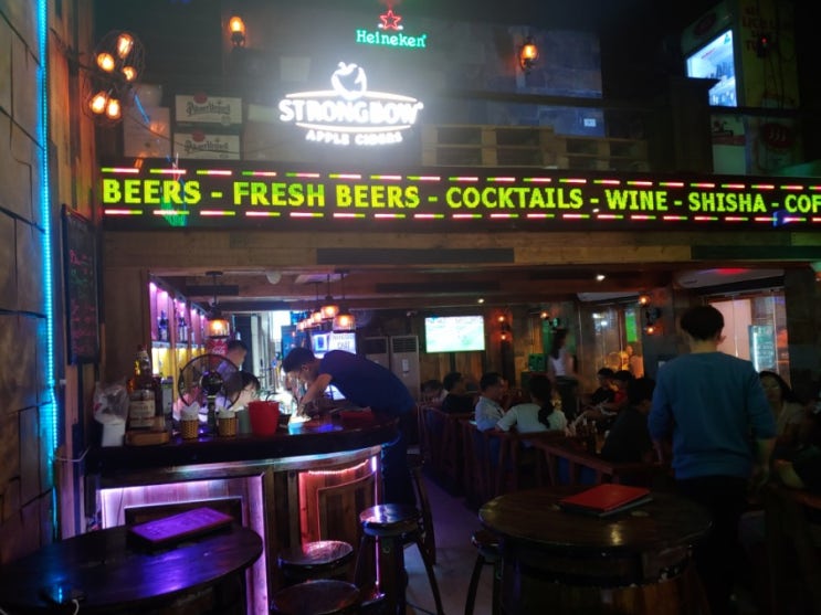 하노이 호안끼엠 맥주거리 호프집 PRAGUE pub 하노이 호안끼엠 맥주거리 호프집 PRAGUE pub