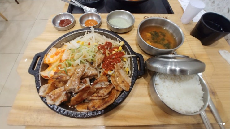  을지로 푸드코트 :: 빌앤쿡 파인애비뉴점 / 떡볶이와 육첩반상