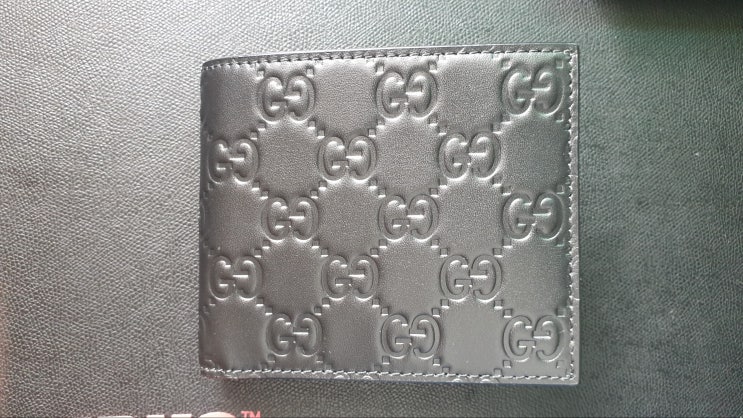  선물로 받은 지갑인데 박음질 하나가 좀 이상