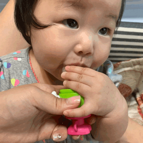 예꼬맘 프렌즈 트위스트 과즙망으로 아기과일먹이기