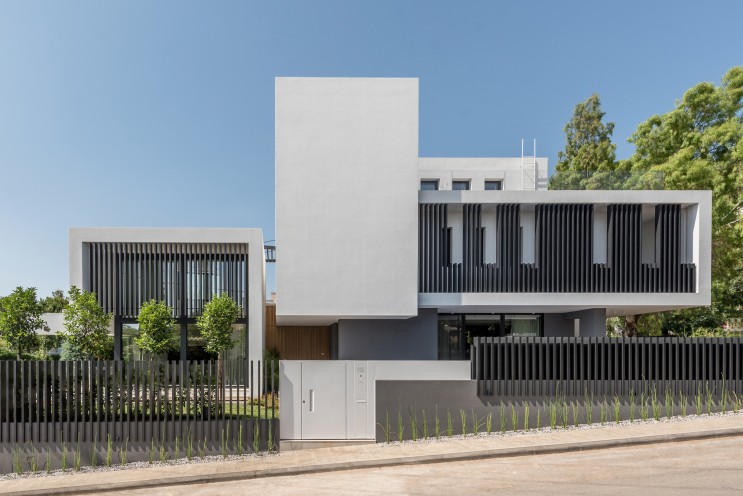 콘크리트 판 접기 신공으로 조형미를 살린 단독주택, Villa 13 House by Parthenios architects+associates