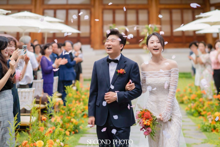  [세컨드포토] 국회의사당 사랑재에서 진행한 야외결혼식 본식 스냅입니다.