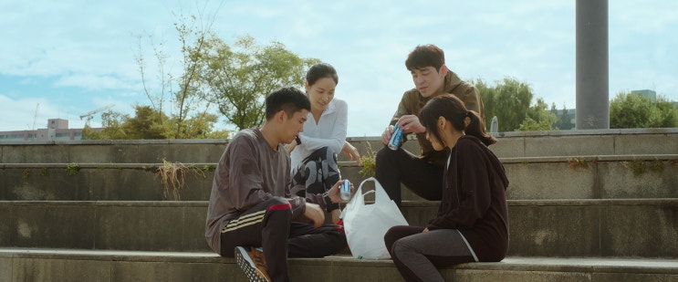  영화 아워 바디 - 현 시대를 살아가는 청년들의 아픔..