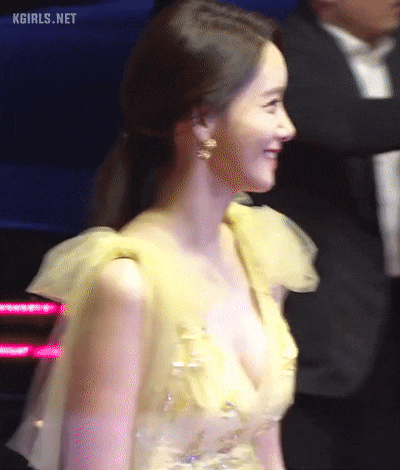  뭔가 달라진 어제자 윤아.gif
