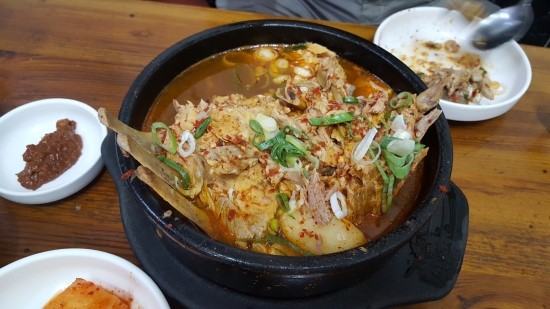 을지로 노포 동원집의 감자국과 접시순대 을지로 노포 동원집의 감자국과 접시순대
