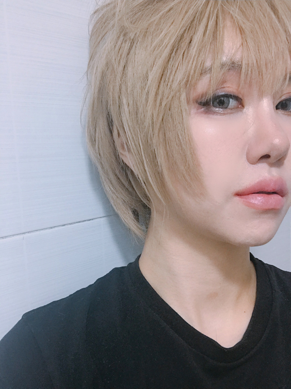 오랜만에 가발을 써보았다.