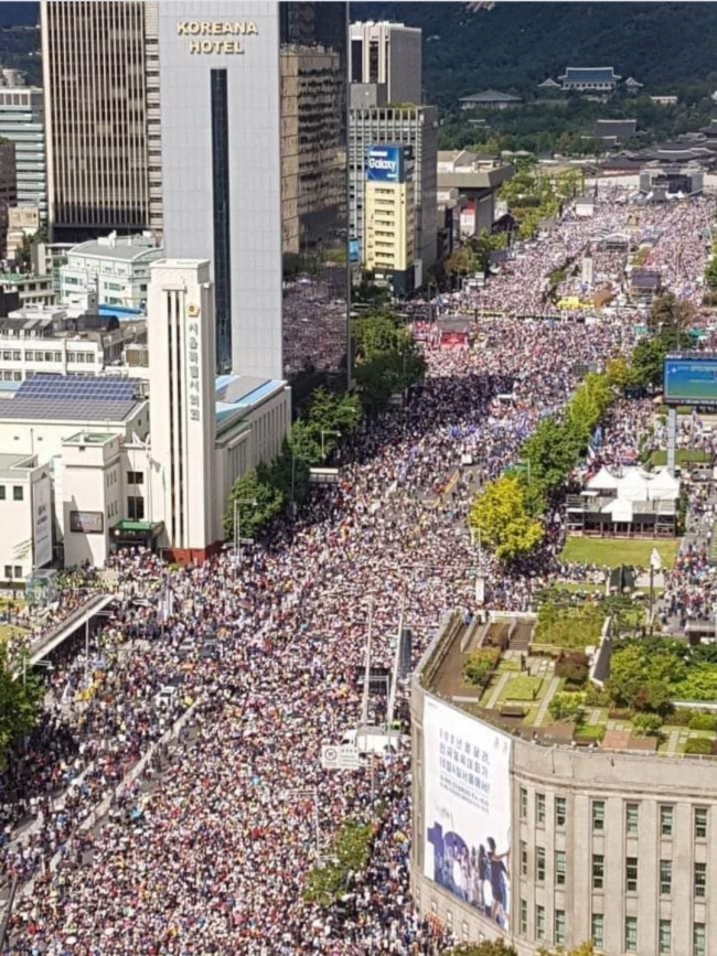 2019년 10월 4일 KBS공영노조 성명, "서초동 촛불은 톱뉴스, 개천절 국민 집회는 17번째 뉴스로 보도한 KBS"/최석태/ 2019년 10월 4일 KBS공영노조 성명, "서초동 촛불은 톱뉴스, 개천절 국민 집회는 17번째 뉴스로 보도한 KBS"/최석태/