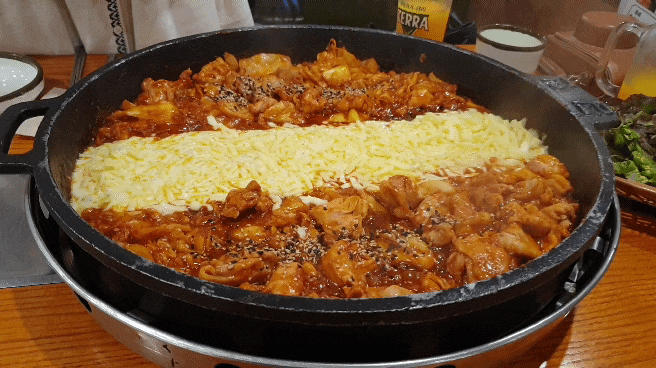  홍대 닭갈비 맛집, 치즈가 듬뿍 뿌려진 장인닭갈비 홍대점