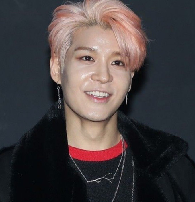  강성훈 이번엔 팬이준 명품선물 중고카페 판매논란 끊이지않는 논란들