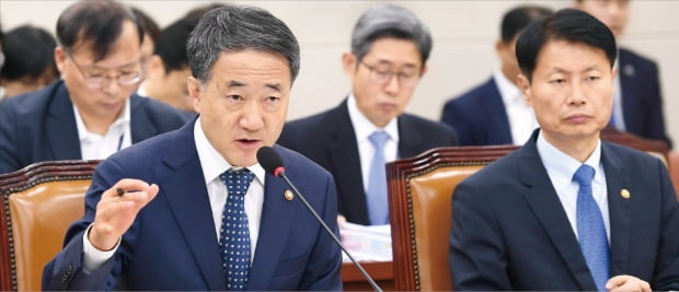 국민연금 고갈 3년 앞당겨졌는데…정부는 '연금개혁' 아예 손놨다 국민연금 고갈 3년 앞당겨졌는데…정부는 '연금개혁' 아예 손놨다