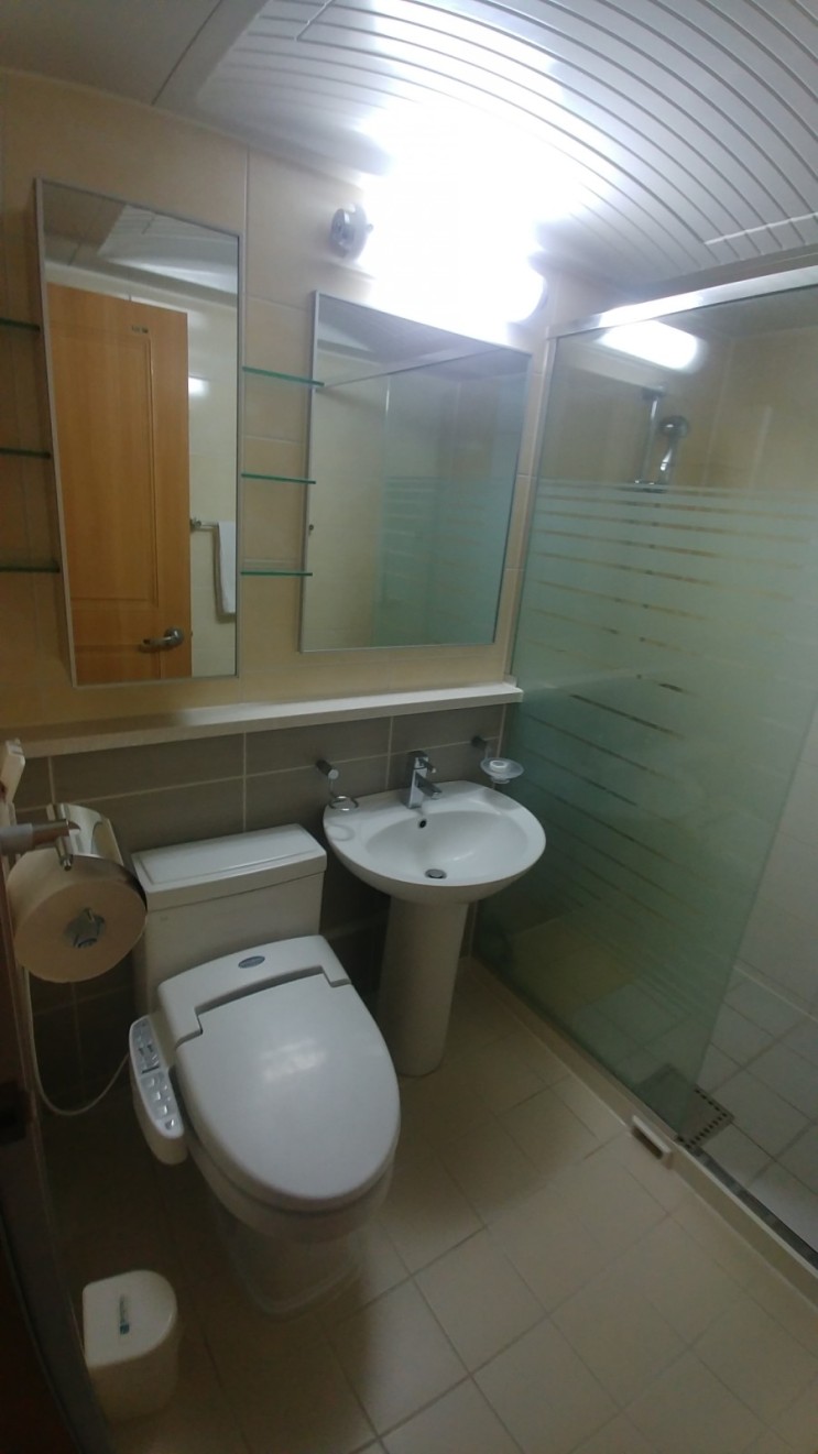 횡성 웰리힐리 파크 리조트 객실 욕실은 UBR인데 이누스 양변기와 세면기가 설치되어 있네요.