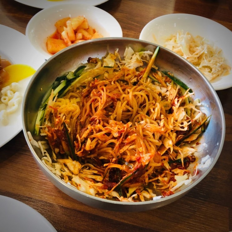  쫄면이랑 돈까스 먹으러 갔습니~~둥 !