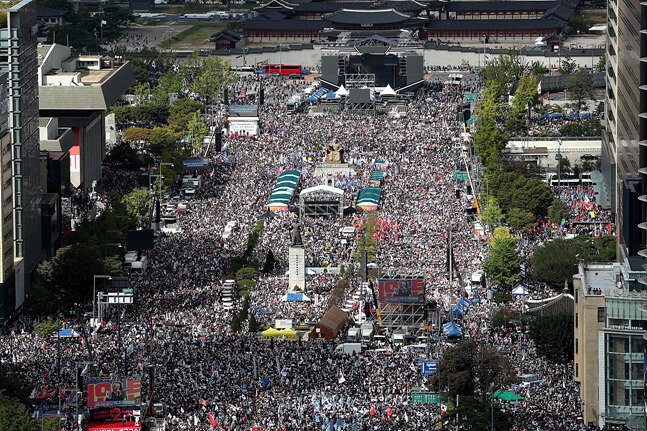 보수 정당·단체 서울도심서 '조국·文정부 규탄' 대규모 집회