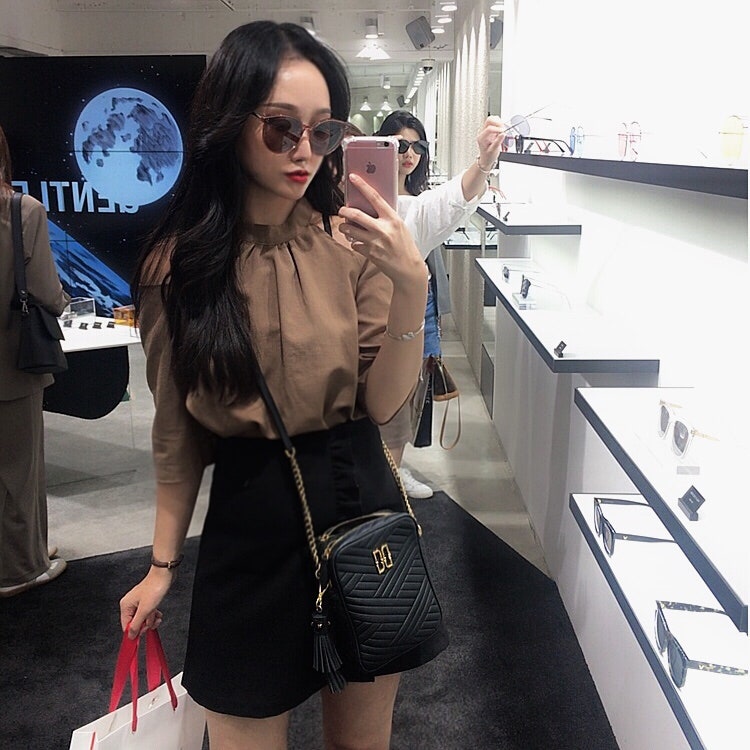 여자가방 추천 : 닥스 19FW 신상품 블랙 칼라일 엠보 미니 크로스백