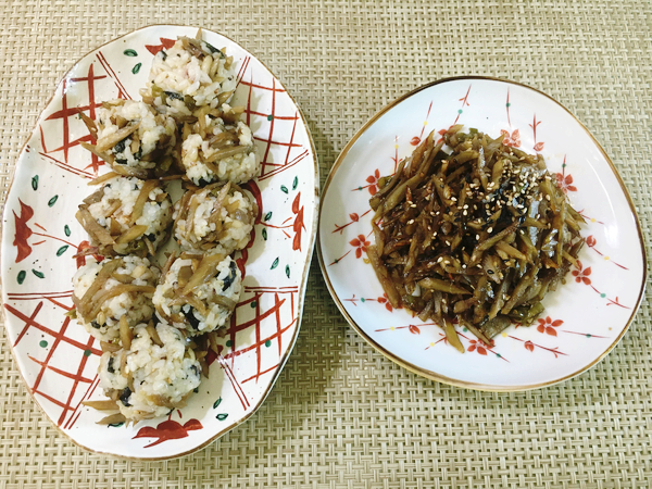 매콤한 우엉 조림과 김밥 맛이 나는 우엉 주먹밥.