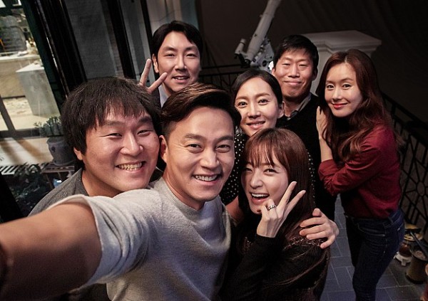  영화 <완벽한 타인> 나의 휴대폰이 옆 사람에게 공개된다면? 유해진·조진웅·이서진·염정아·김지수 주연