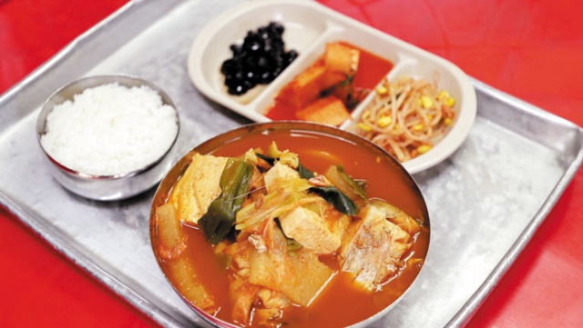  백반기행 동묘시장 동태찌개 백반 동태찌게 집 30년 전통 5000원 5천원 단일메뉴 간판 없는 우희진 동대문 동묘 시장 광주식당 19회 식객 허영만의 백반기행 동묘 동태찌개 백반집