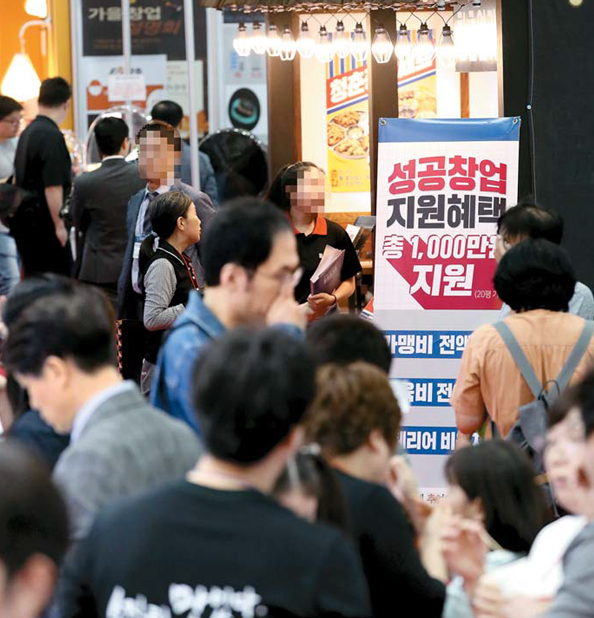  들끓고 있는 한국·홍콩의 부동산 민심/위워크 부실은 신호탄?…부동산 공유업 거품 꺼지나/확 늘어난 2030 치킨집 사장님…"취업 막히자 창업으로 몰려"
