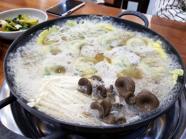 쌀쌀한 날씨에 더욱 생각나는 : 부천 맛집 추천 "호야 만두간 칼국수"