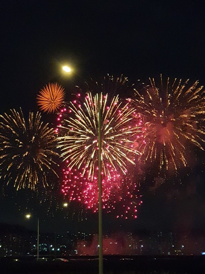  올해도 여전히 여의도에서 불꽃축제가 열렸지만 ~~~