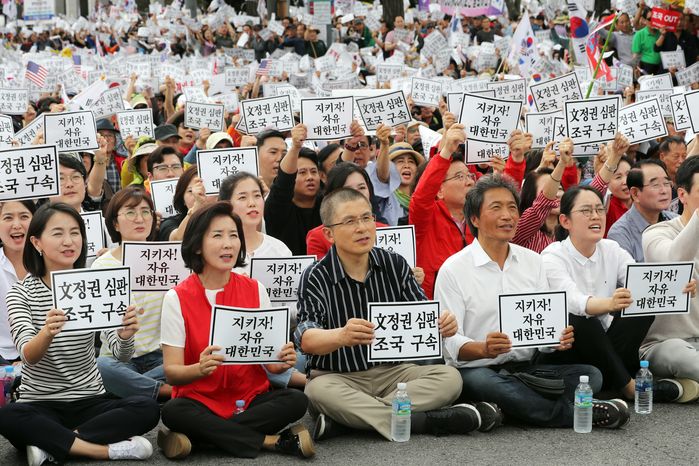  서초동 촛불집회 vs 광화문 폭력집회