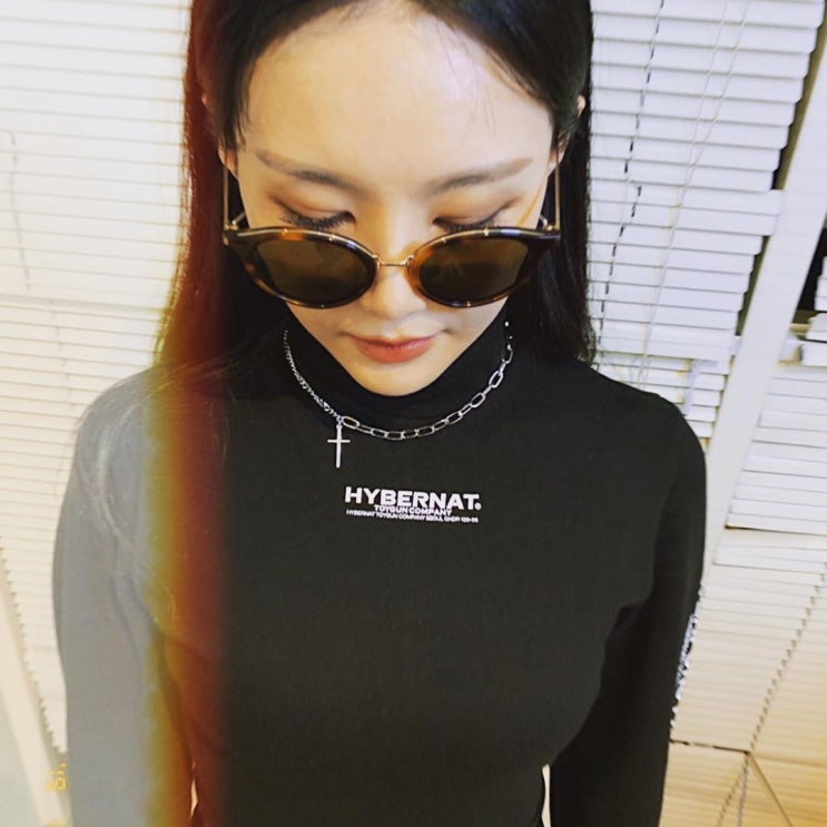  [브아걸 완전체 미료] 하이버넷 제품을 전부 착용해 주셨습니다 hybernat back zipper highneck tee&front slit midi skirt