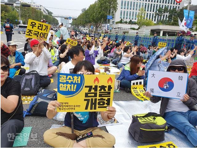  [촛불문화제]   오늘 저녁 '검찰 개혁' 집회.. 서초동은 오전부터 바글바글...