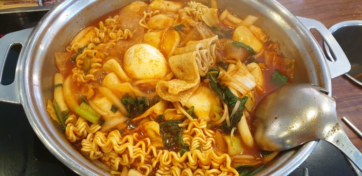  한끼 두끼 세끼 네끼 먹을 수 있는 즉석떡볶이 무한리필 두끼