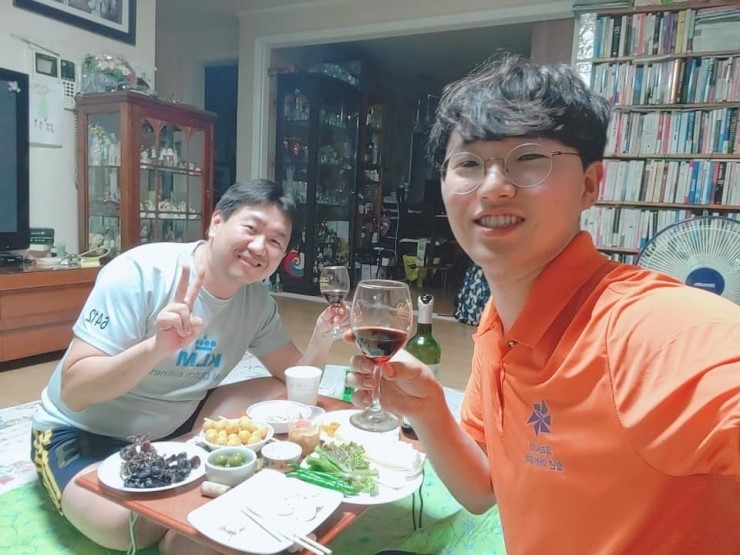  (2019년 9월 21일) 우리집으로 초대받아 온 이동우 학생과 영국에서 동생에게 배달온 와인 한 병!