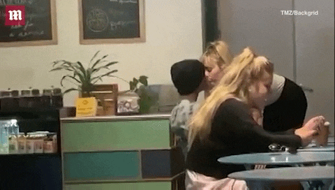  마일리 사이러스_오랜 남사친이었던 코디 심슨과 키스 목격