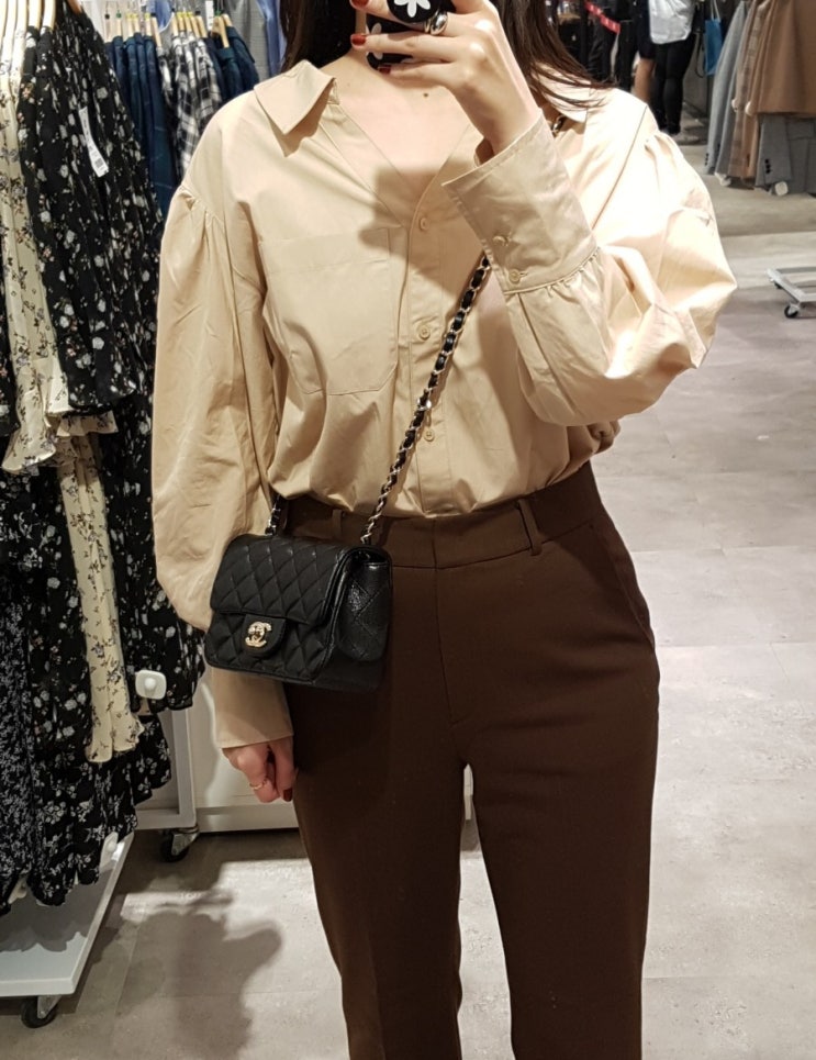  dailylook ; 에잇세컨즈 볼륨 커프스 셔츠, 지오다노 롱슬랙스, 샤넬 쁘띠삭