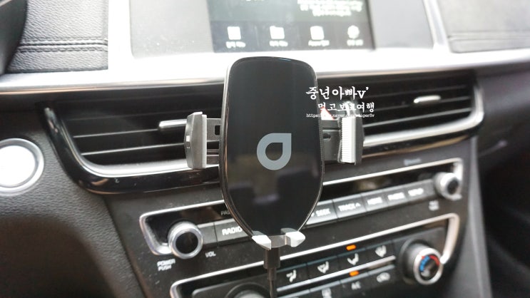 카카오 차량용무선충전거치대 상당히 편리합니다.