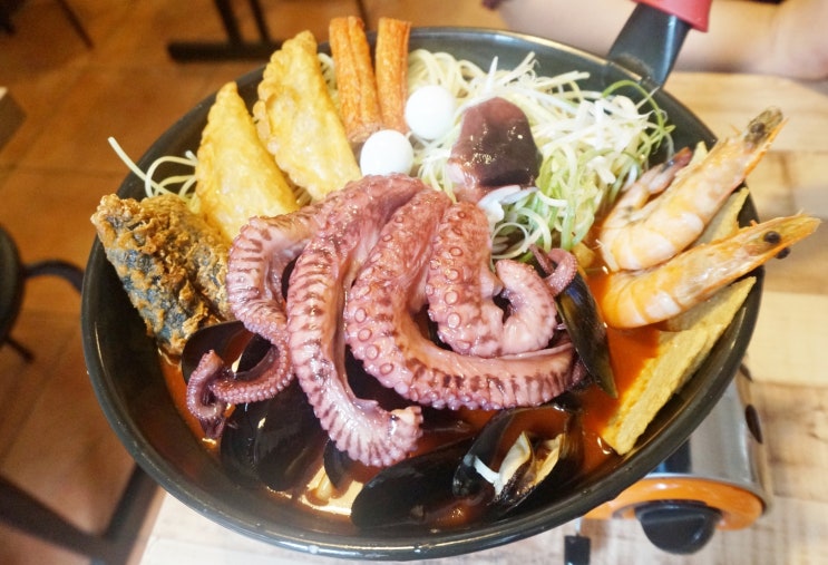  홍대즉석떡볶이맛집 JMT 홍대씨부엉에서 씨볶이R 아주 매운맛과 치킨가라야게로 점심 냠냠 생맥주로 낮술!