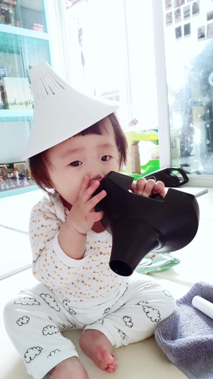  215일 혼자 젖병 들고 먹기