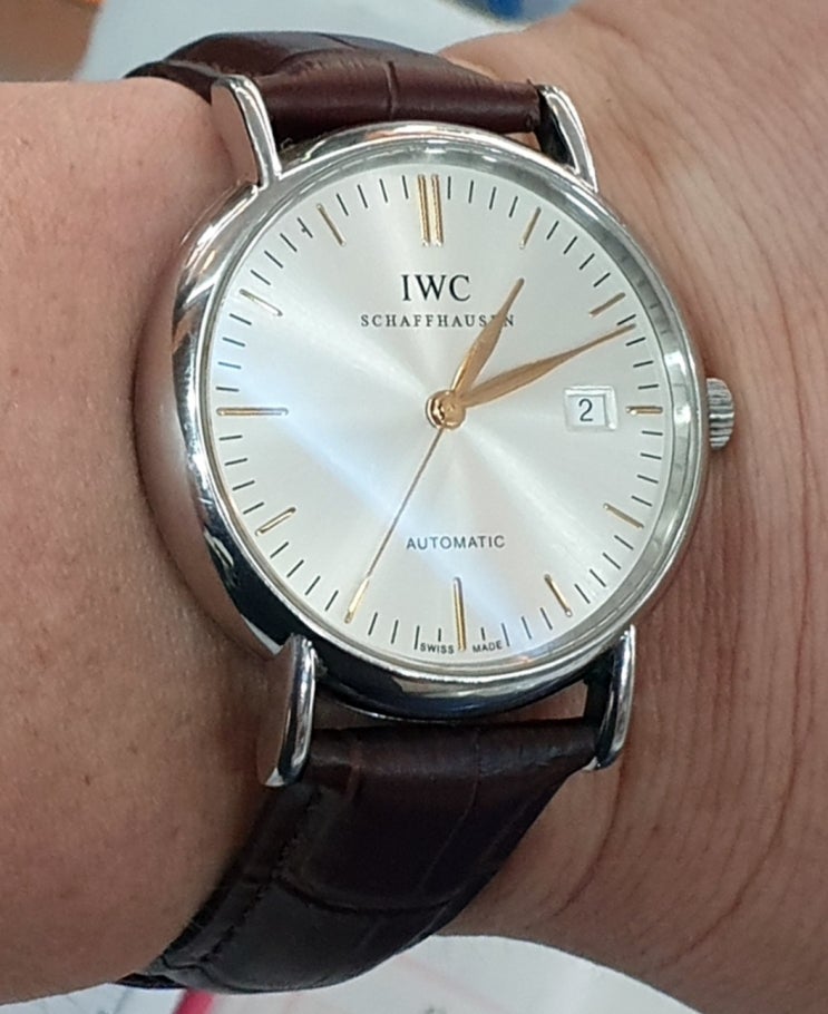  돼지 목에 진주 목걸이? IWC 시곗줄에 대한 고민