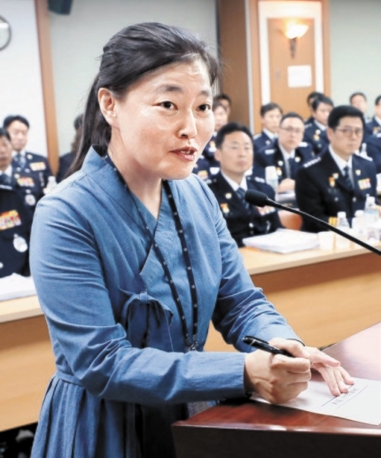  “검찰 난장판” “문 대통령 치매 초기”…험한 말 오간 국감  