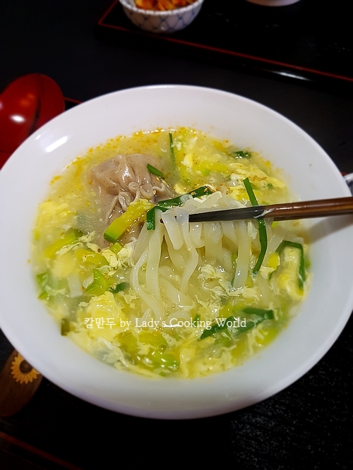  칼만두. 칼국수와 만두를 같이!