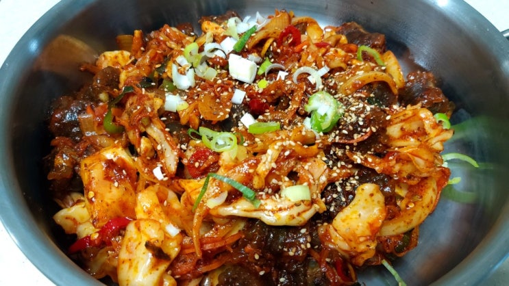  매콤한 순대볶음  마지막에 치즈뿌려 볶음밥까지 끝내줘요!