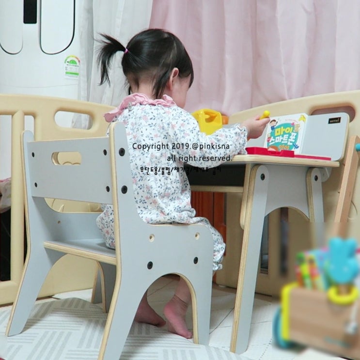  모던한 유아책상 위드아이 독서책상으로 바른자세 만들고 집중력 키워요.