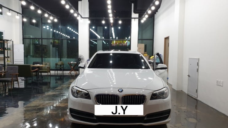  BMW  F10  5시리즈 순정 도어 가변 엠비언트 칩 교환, M 퍼포먼스 사이드 데칼, 순정형 리어 카본 스포일러, 아이나비 QXD3000 Pro 블랙박스, 커넥티드Pro, 에너웨이브 에너팩 스마트 보조 배터리, 코딩 나눔 구미 창원 김해 부산 양산 울산
