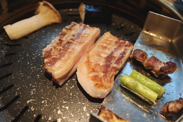  연남동 고기 이베리코 돼지고기가 너무 맛있는 분위기 좋은 부처스키친